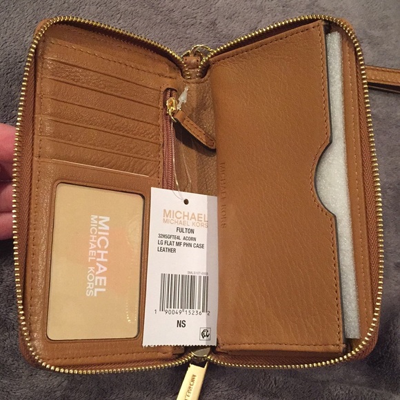 Michael Kors Leather Multi Function Phone Case. - Picture 4 of 4